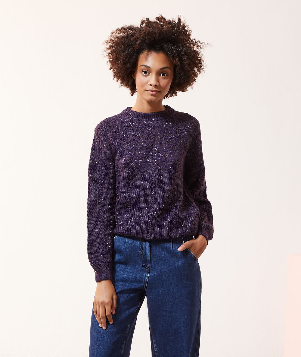 Pull en maille pointelle à fils métallisés aubergine.