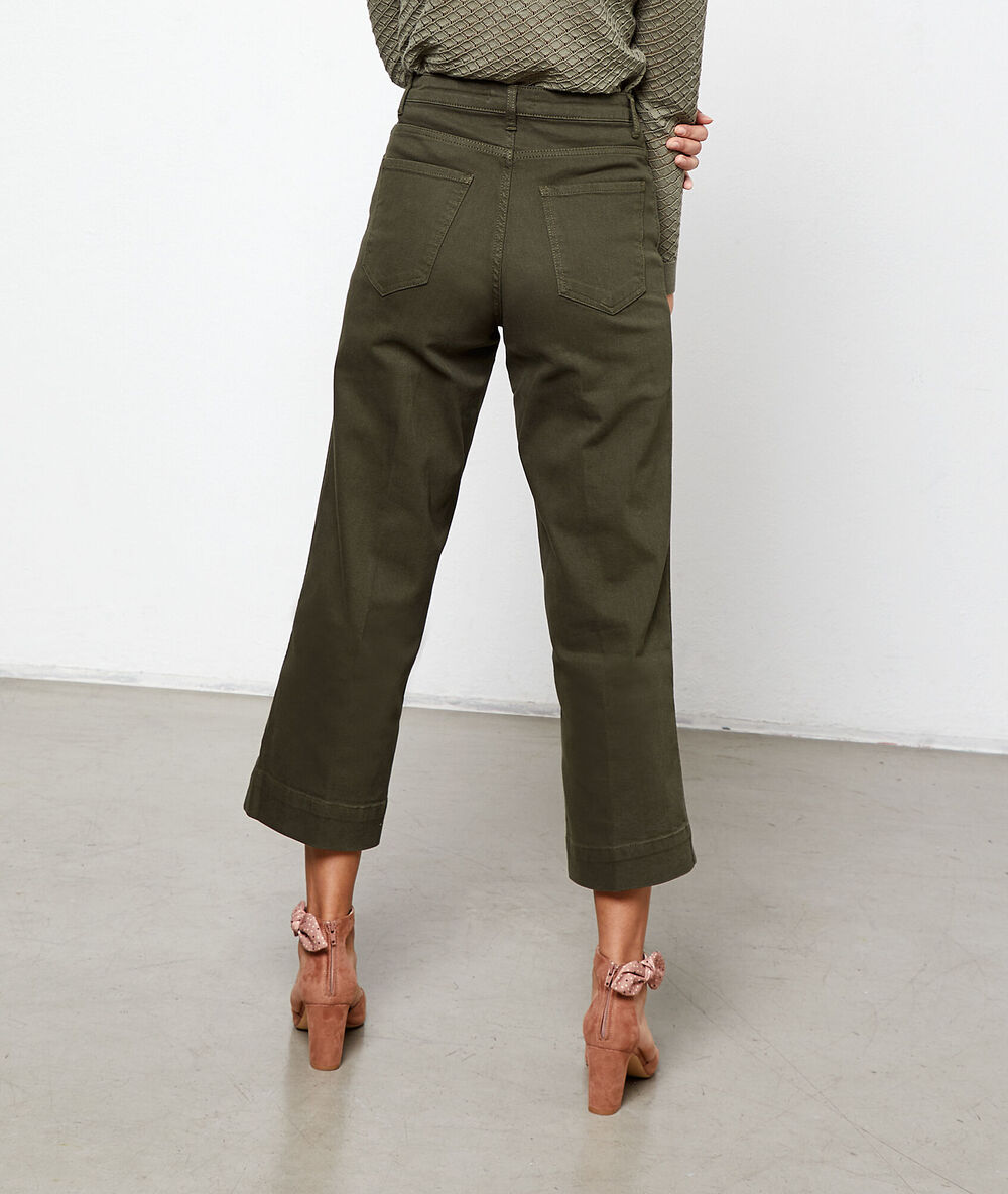 Pantalón ancho caqui.