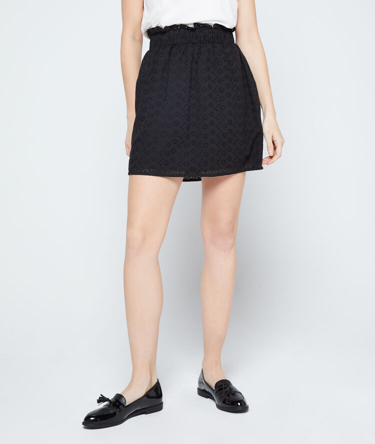 Falda con bordado inglés de algodón negro.