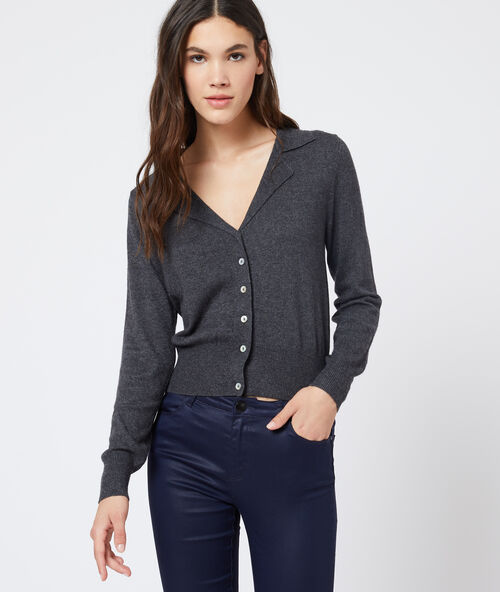 Su&eacute;ter cuello camisa gris.