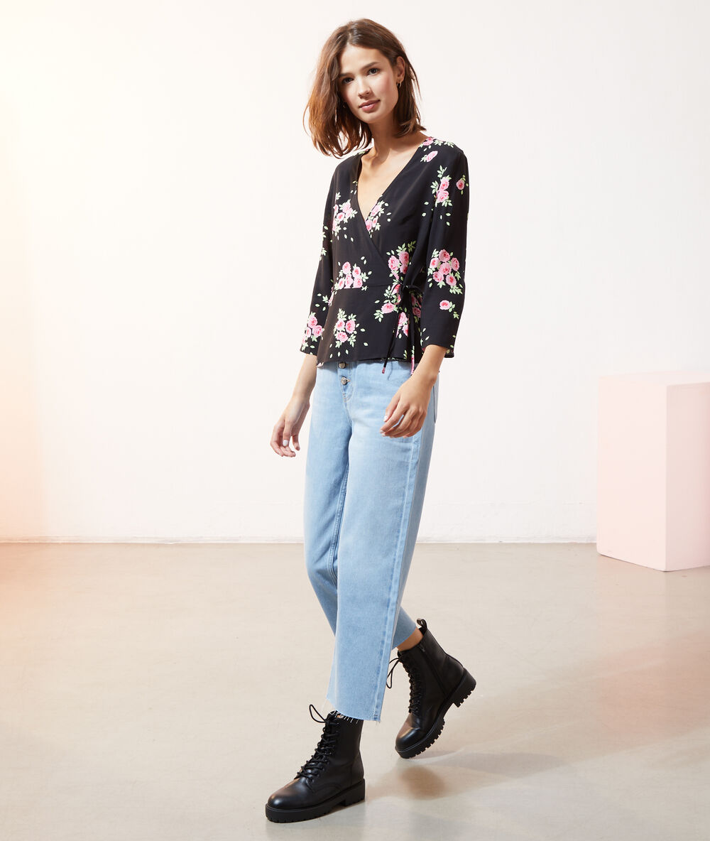 Blusa estampado floral negro.