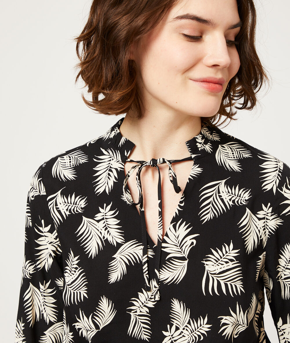 Camisa estampado hojas palmeras negro.
