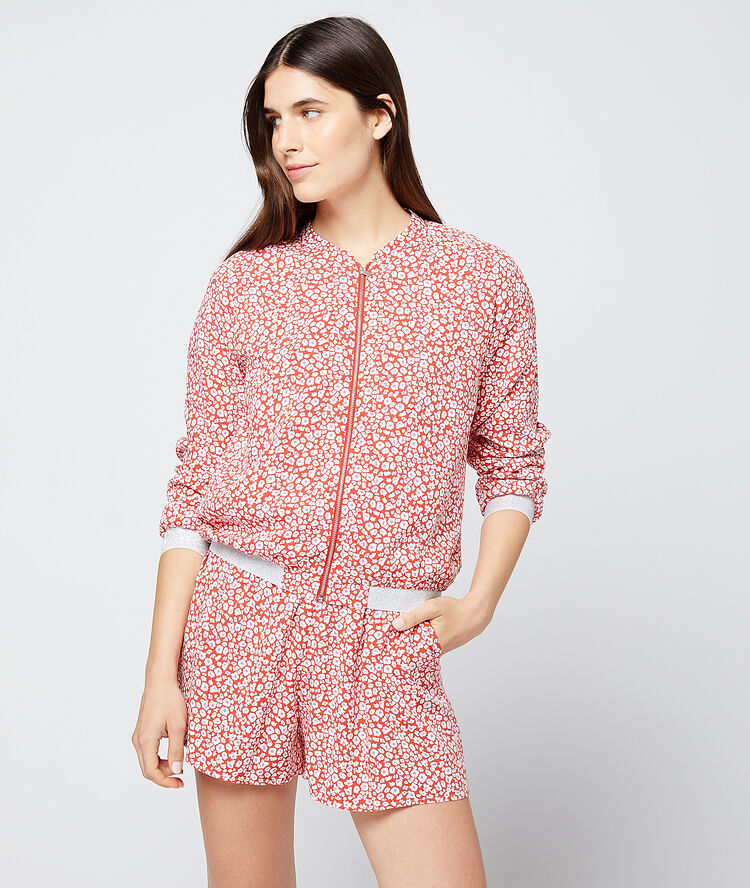 Chaqueta estampado floral carmín.