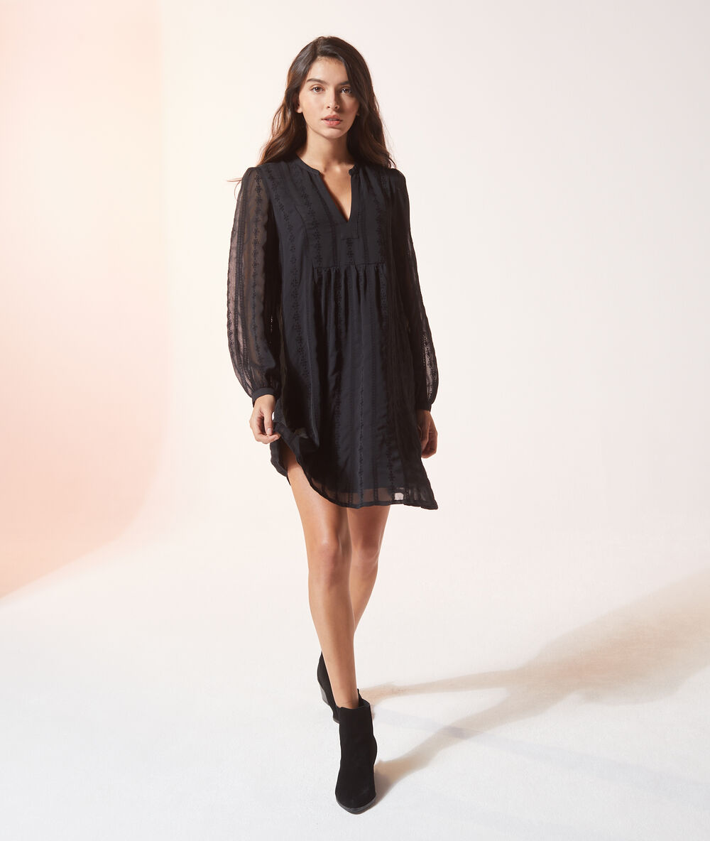 Robe brodée à manches longues noir.