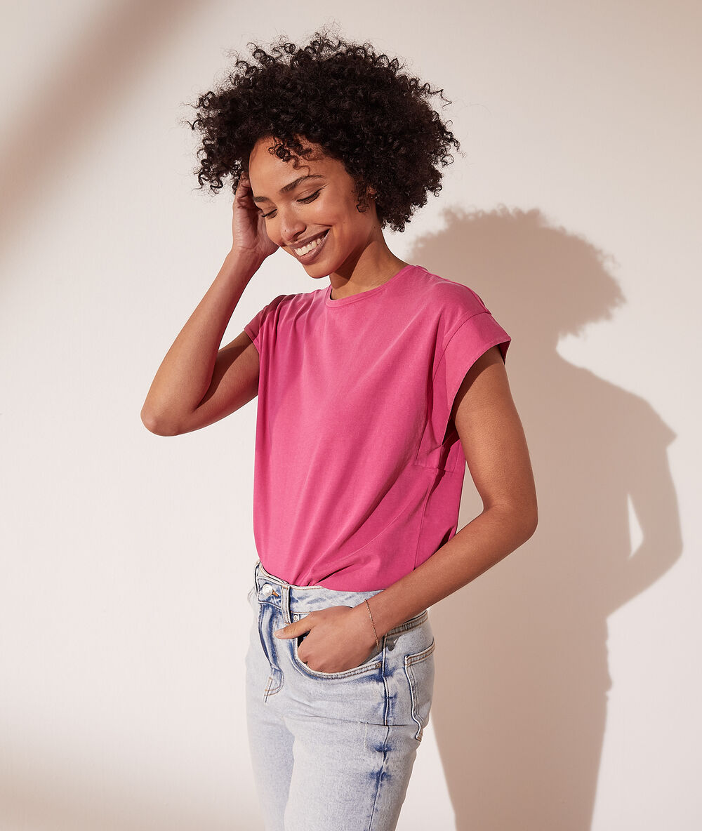 Camiseta cuello redondo rosa.