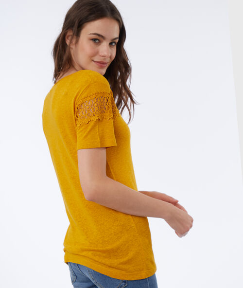 Camiseta escote en v detalles de guipur c.miel.