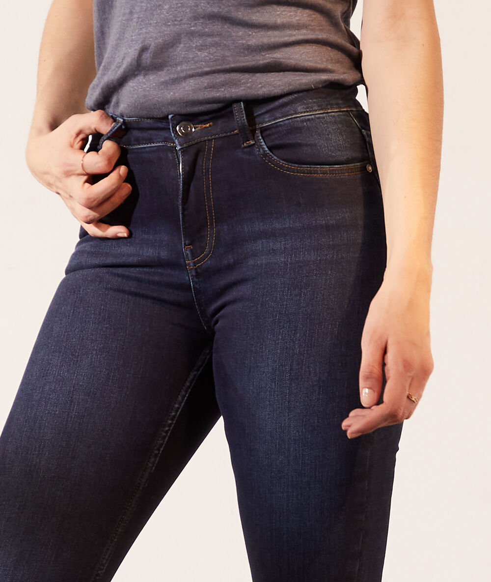 Pantalón vaquero estrecho denim.