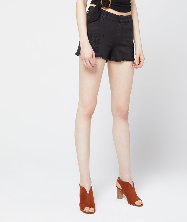 Short bordado negro.