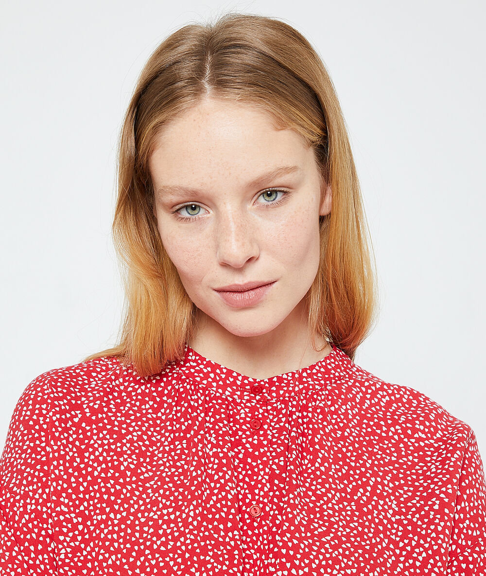 Blusa con estampado de corazones carmín.