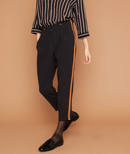 Pantalón de talle alto con tirantes negro.