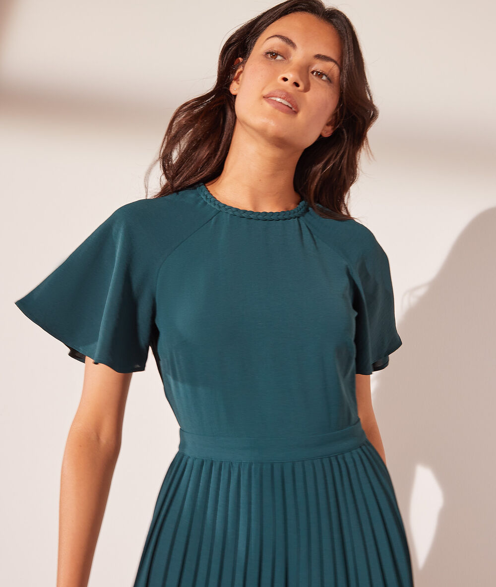 Vestido plisado con volantes verde.