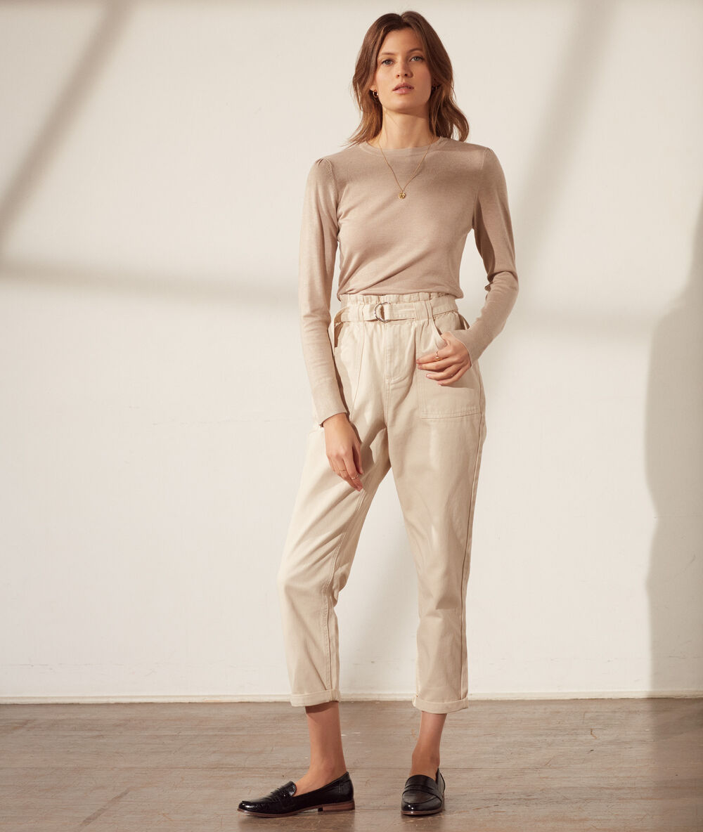 Pantalón talle alto con cinturón crudo.