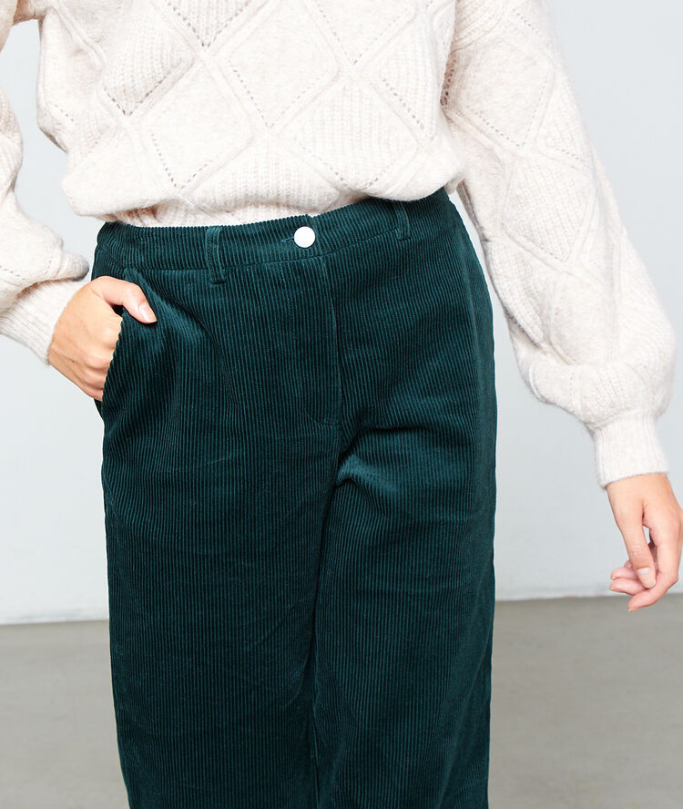 Pantalón ancho de pana verde.
