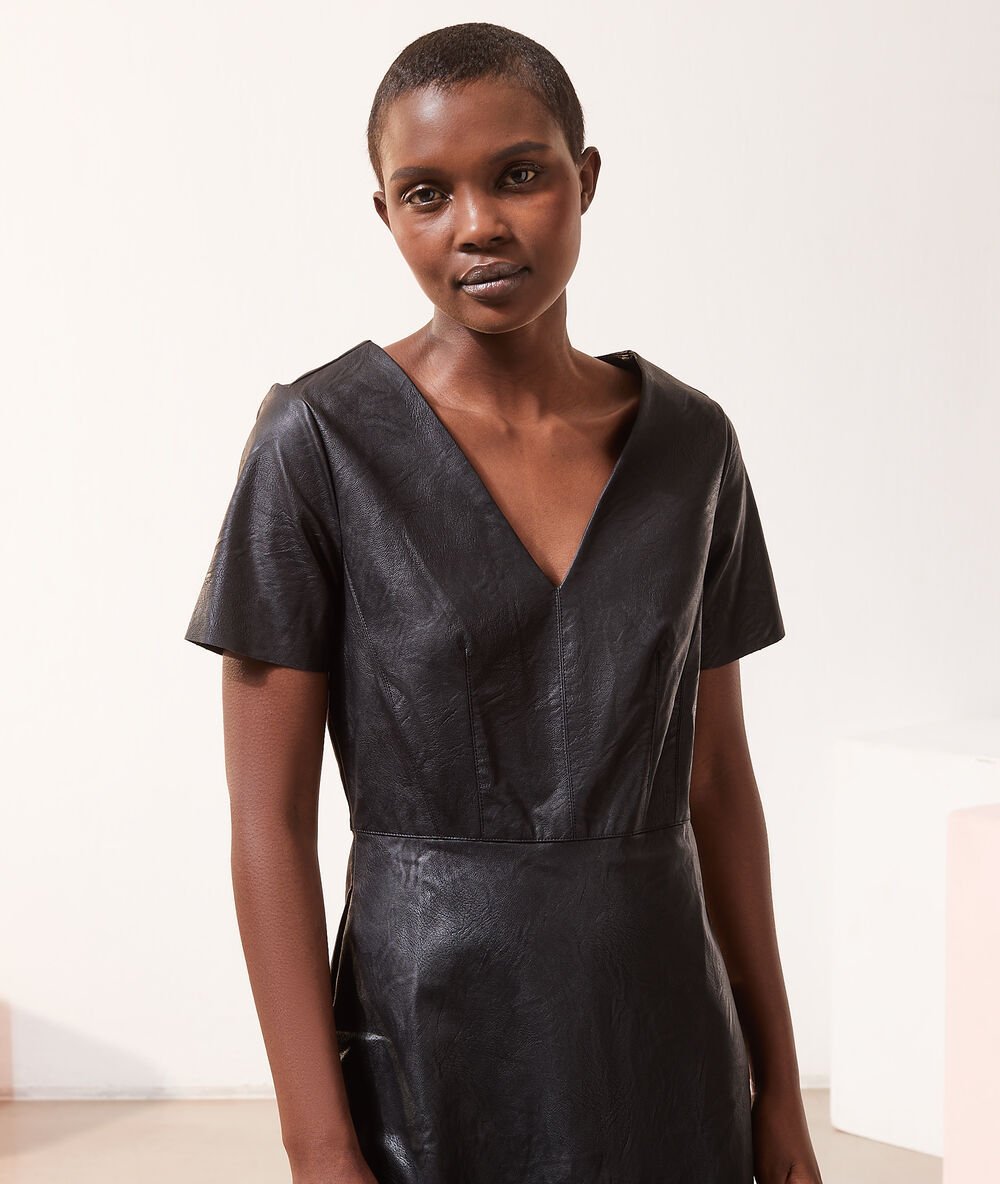 Vestido corto efecto piel negro.