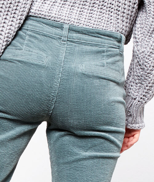Pantalón de pana acanalado verde.