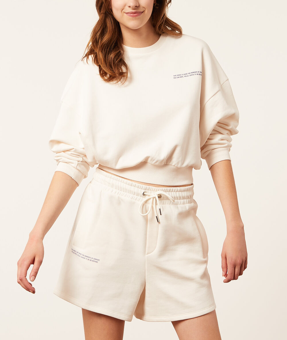 Sudadera con mensaje crudo.