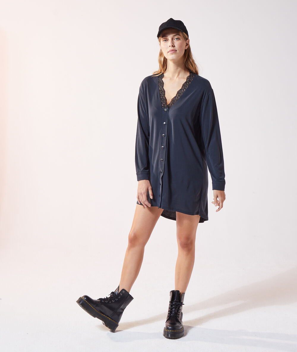 Vestido camisero motivos de encaje negro.