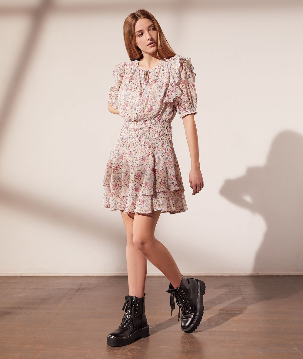Vestido estampado floral, motivos de encaje crudo.