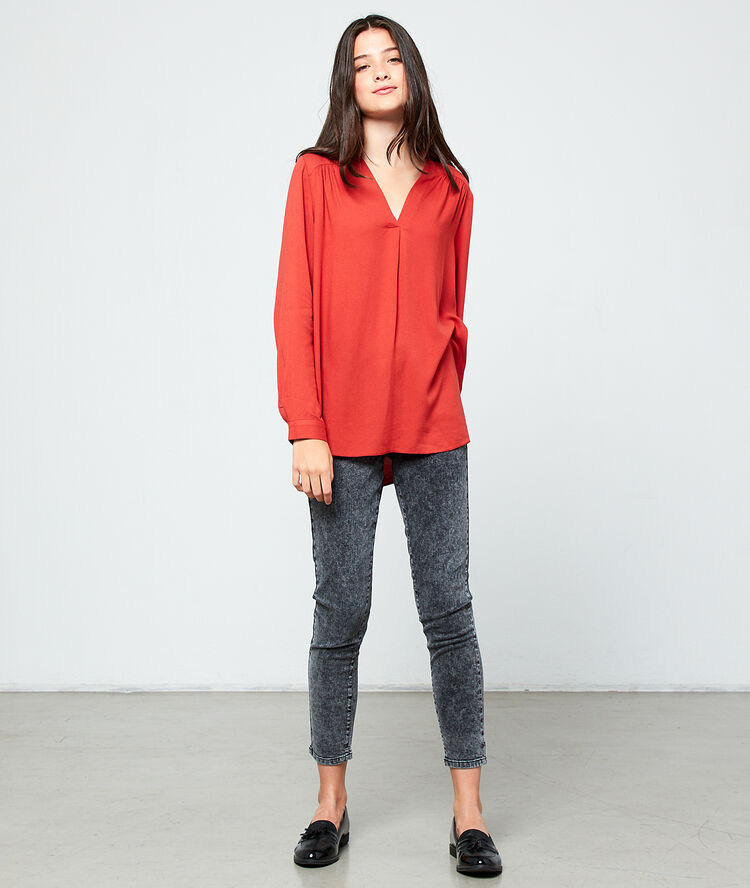 Blusa cuello en v rojo.