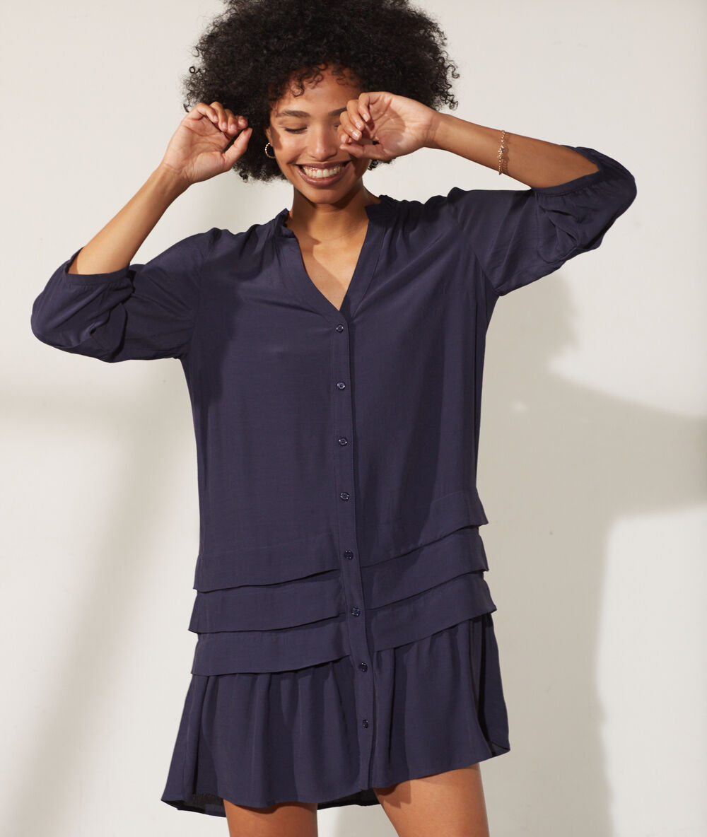 Vestido con volantes azul marino.