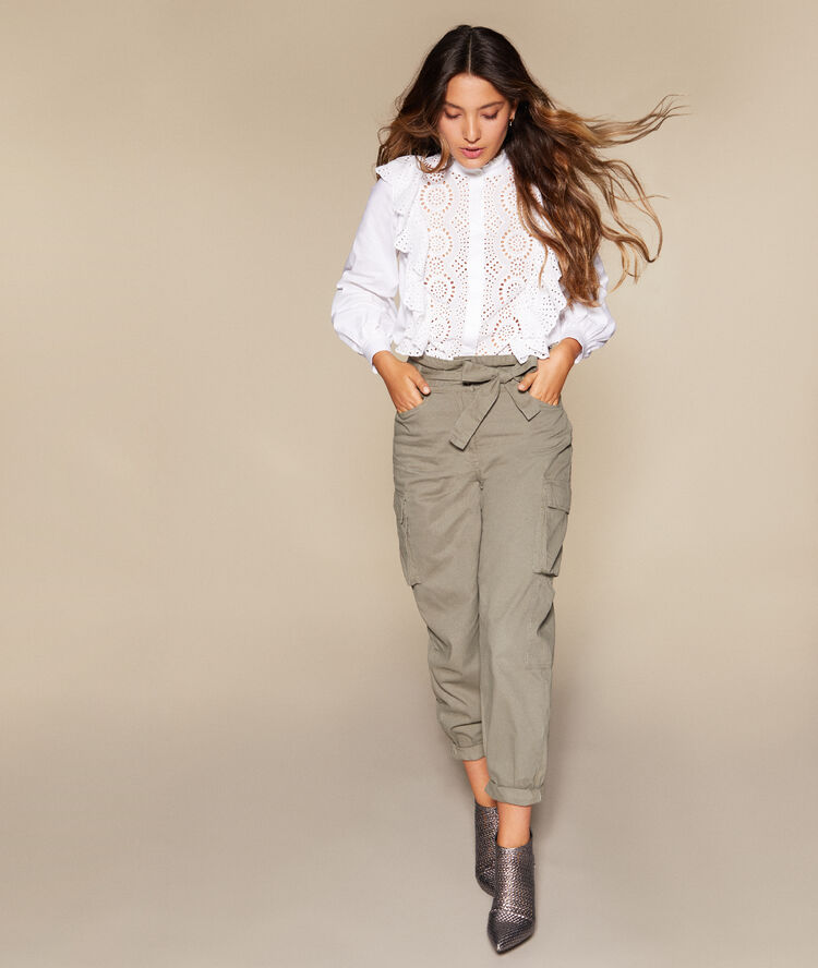 Camisa con volantes y encaje crudo.
