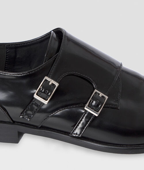 Zapatos con hebillas negro.