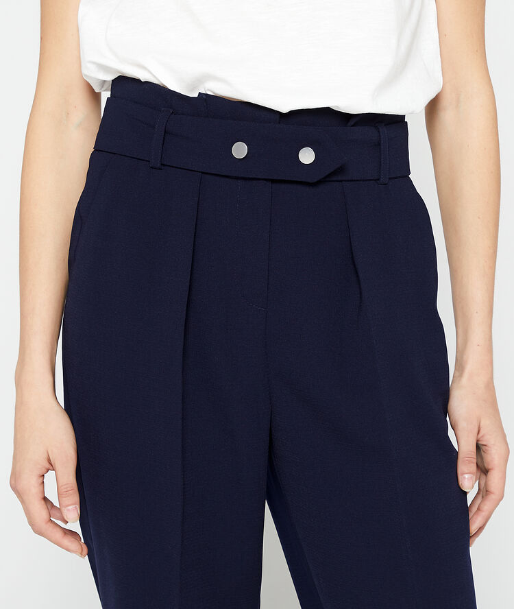 Pantalón alto con cinturón azul marino.