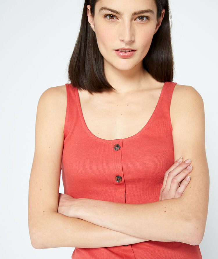 Camiseta abotonada frambuesa.