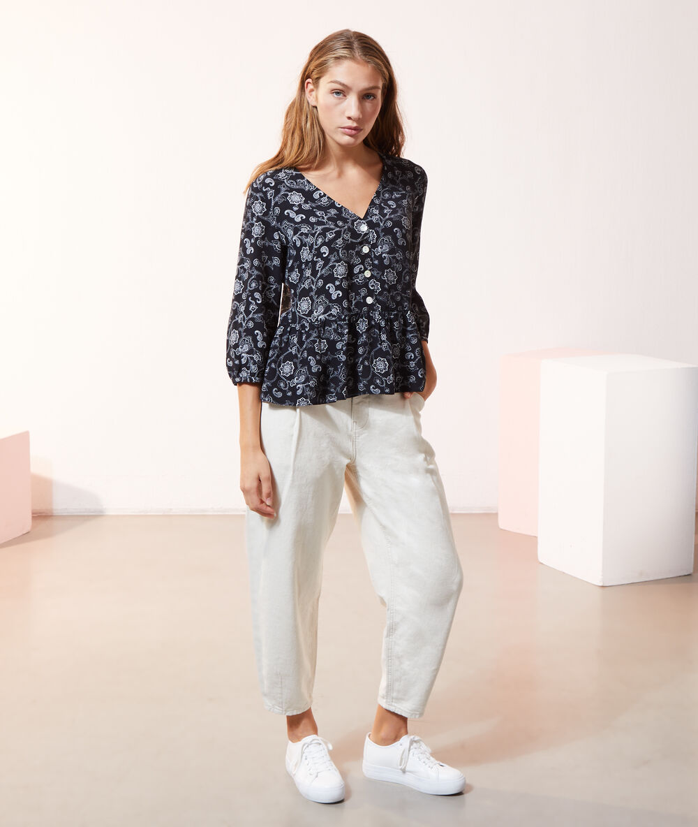 Blusa estampada con botones negro.
