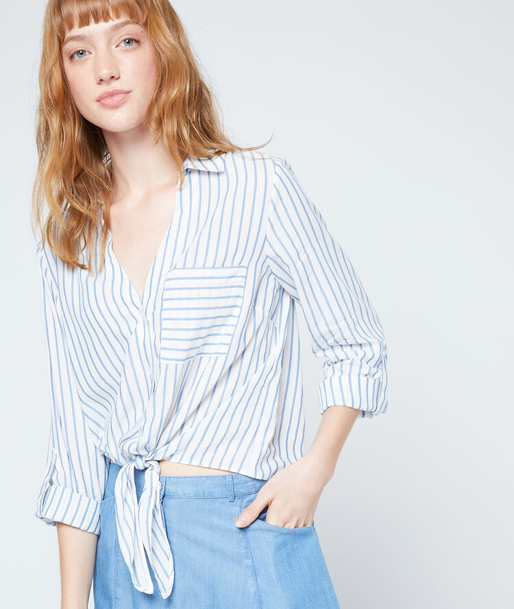 Camisa anudada azul cielo.