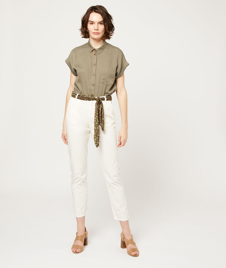 Pantalón recto con cinturón pañuelo blanco.