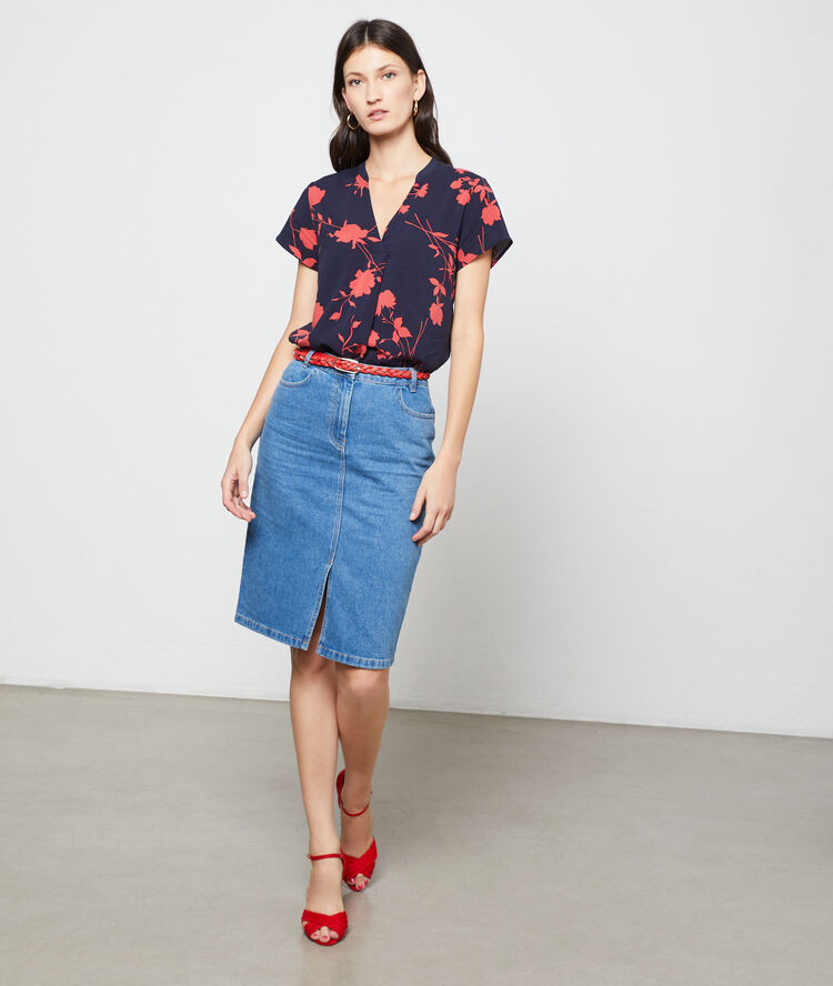 Top estampado floral azul marino.
