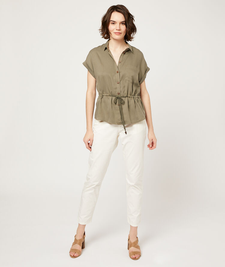 Pantalón recto con cinturón pañuelo blanco.