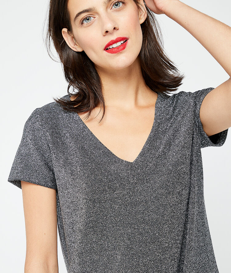 Camiseta cuello en v plateado plata.