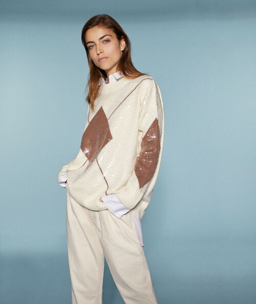 Pantalón ancho con cinturón crema.