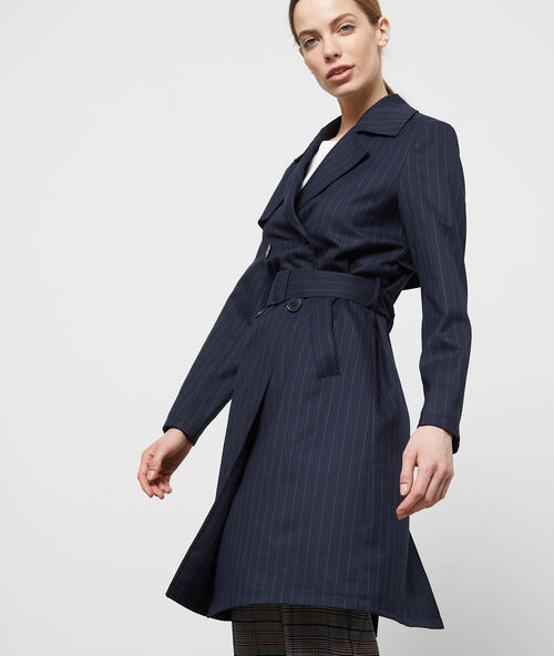 Chaqueta larga azul marino.