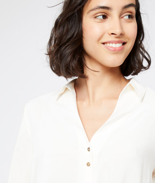 Camisa con botones ambarinos crema.