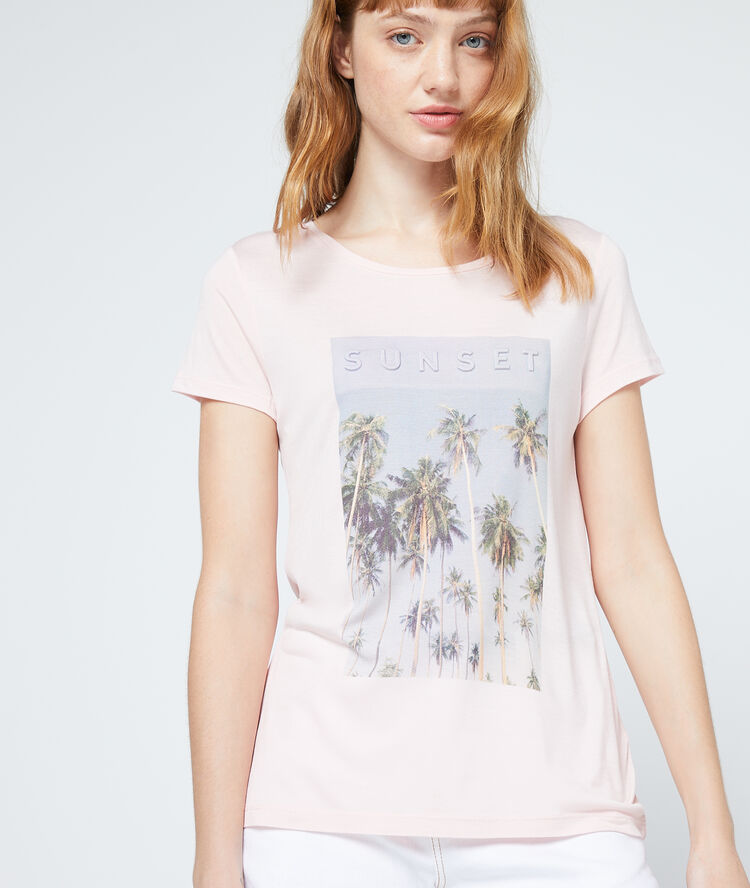 Camiseta estampada con palmeras rosa.