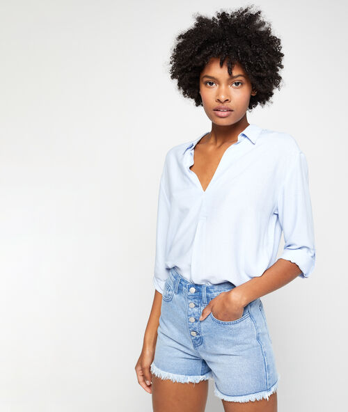 Camisa acanalada cuello en v azul cielo.