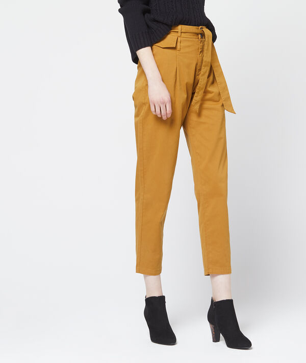 Pantalón talle alto con cinturón Pantalón talle alto con cinturón