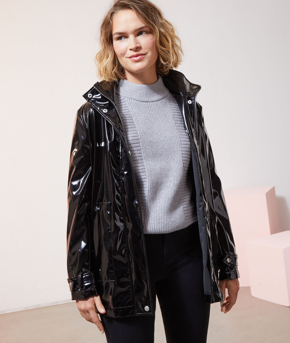 Impermeable efecto vinilo negro.