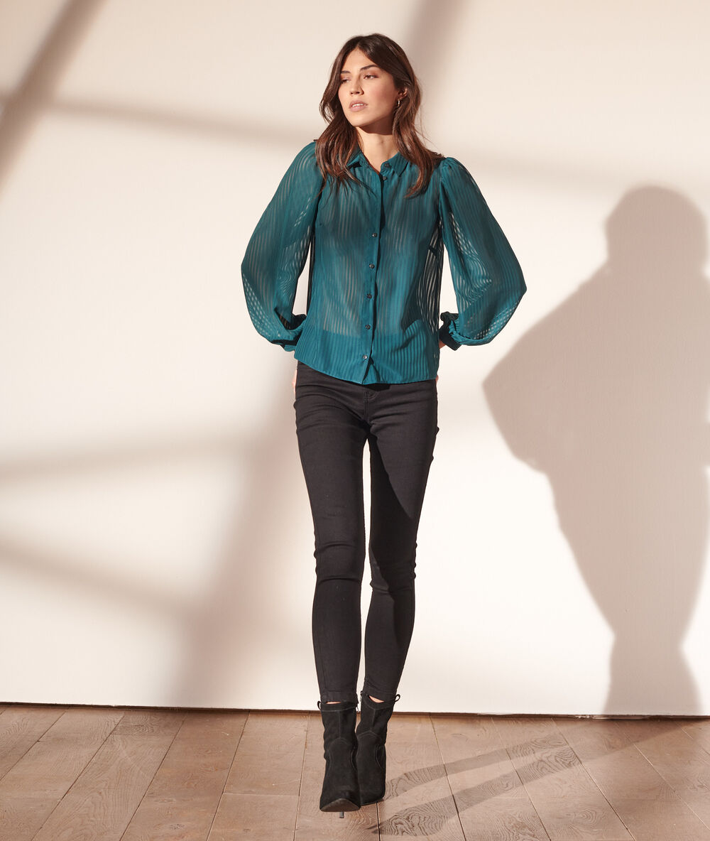 Blusa transparente verde.