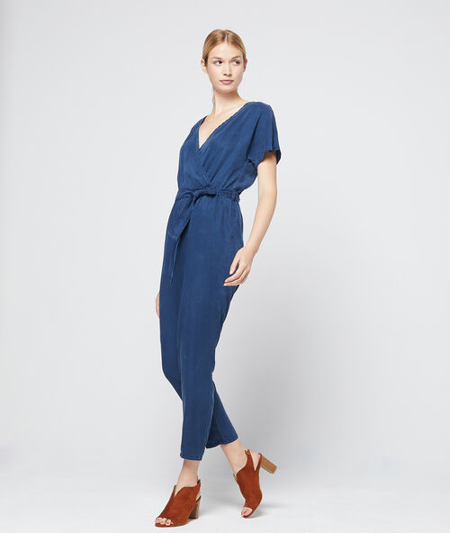 Mono cruzado de tencel azul.