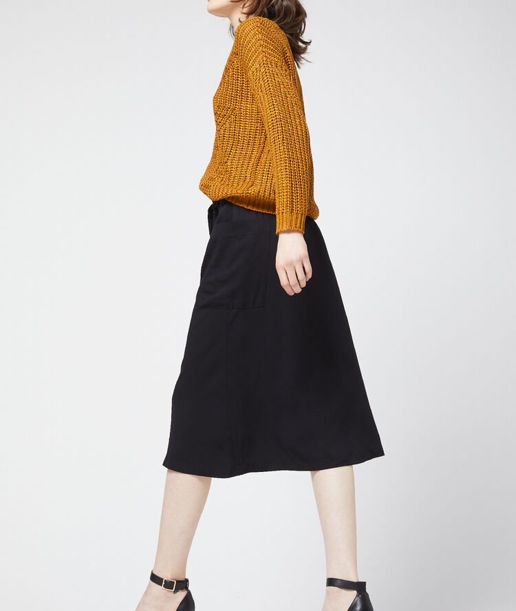 Falda midi abotonada negro.