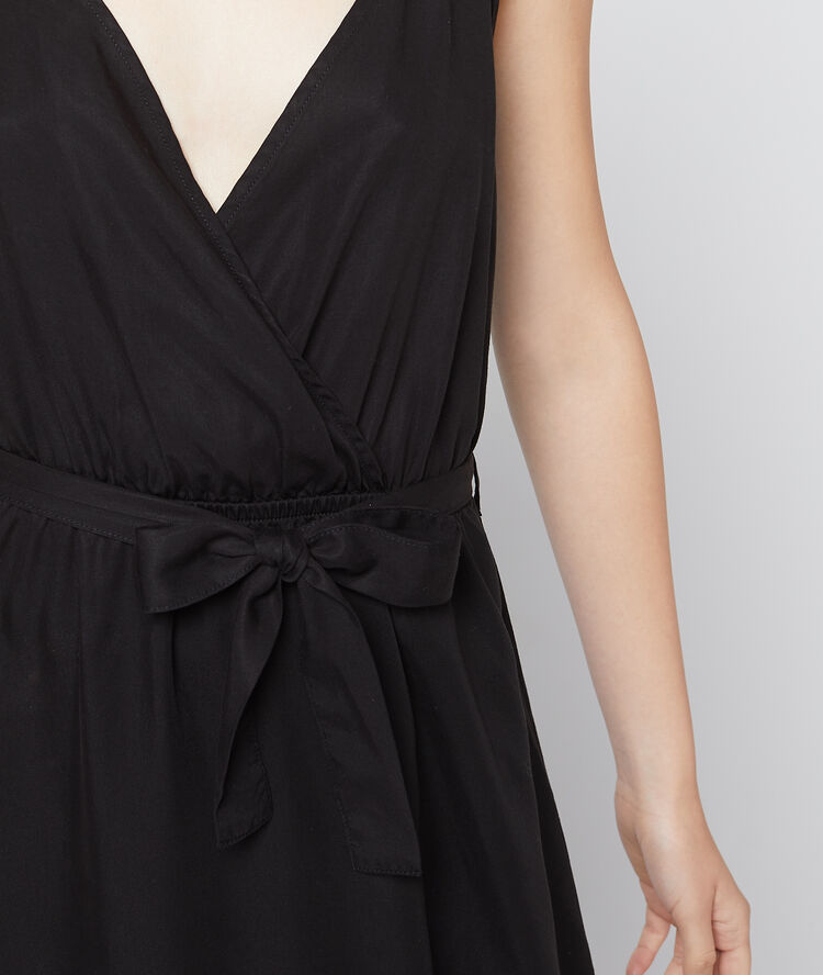 Vestido largo cruzado de tencel negro.
