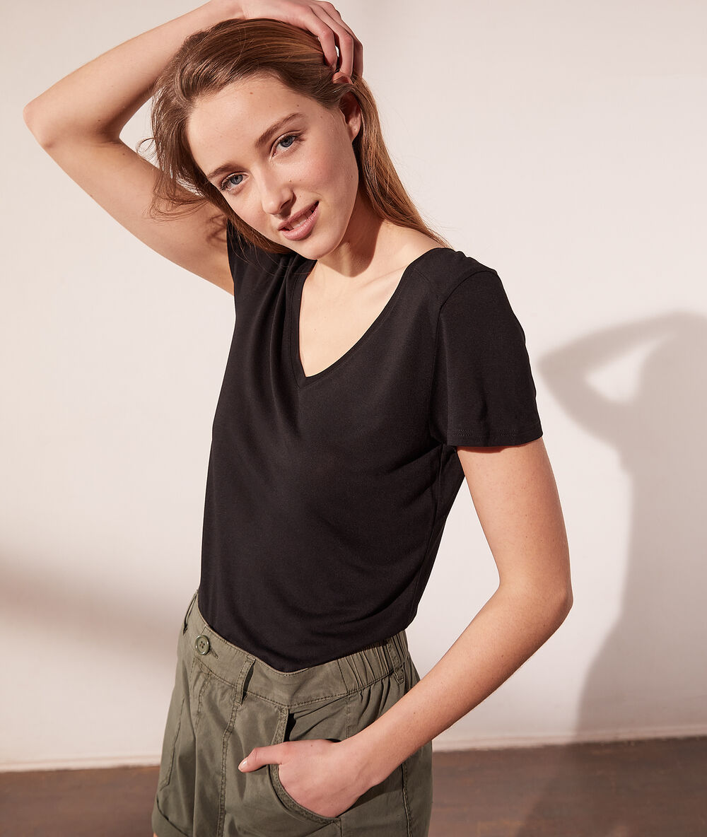Camiseta cuello en v negro.