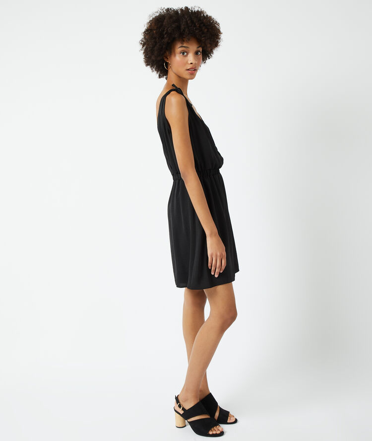 Vestido escote cruzado y tirantes con lazada negro.