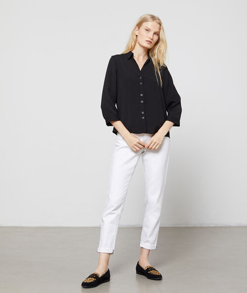 Blusa con cuello camisa y botones negro.