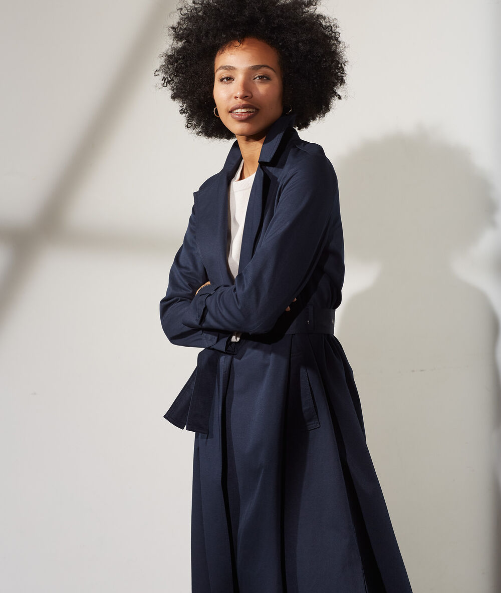 Gabardina con cinturón azul marino.