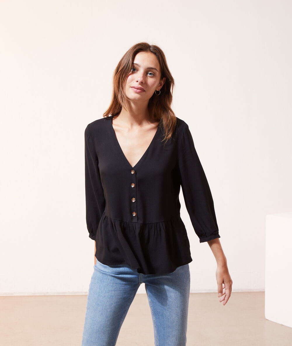 Blusa con volantes y botones negro.